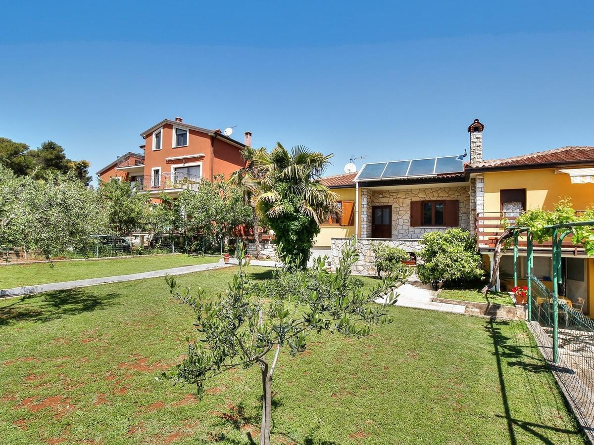Lovric House With Apartments Умаг Екстер'єр фото